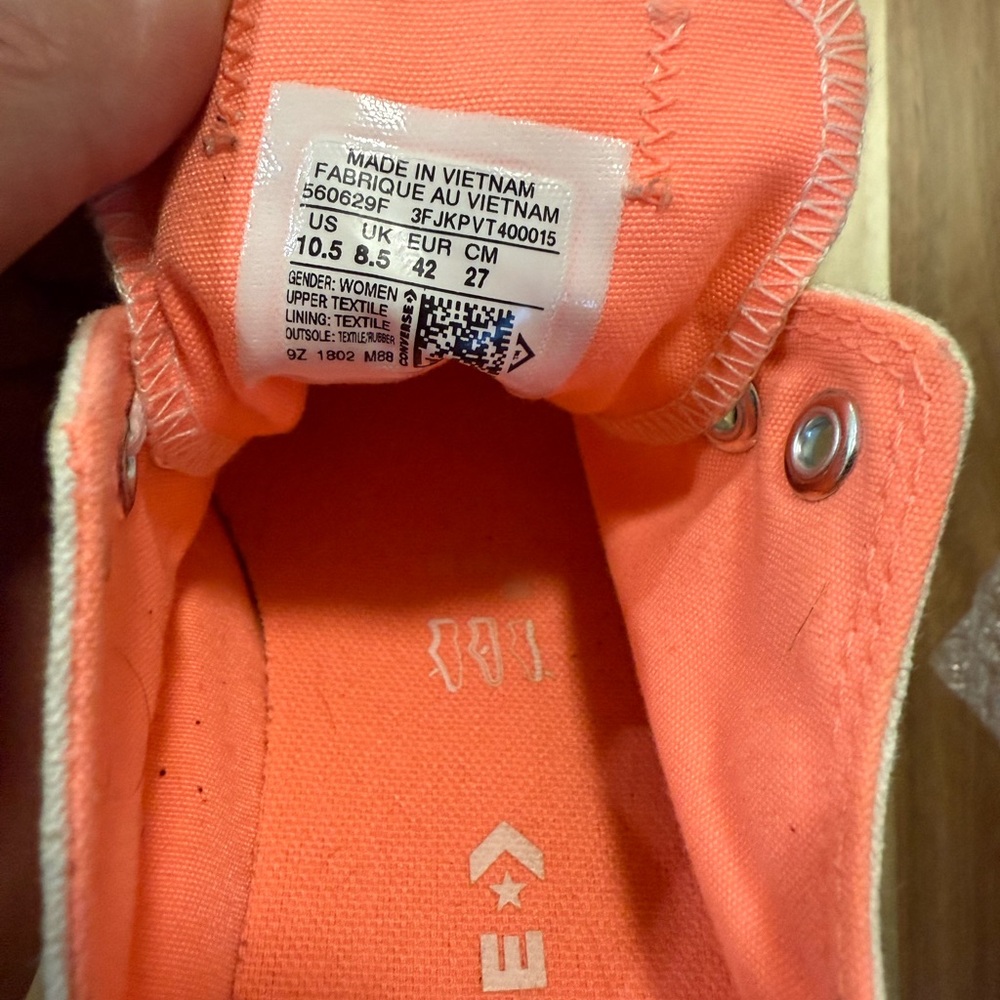 Women’s converse 10.5 - Picture 4 of 5
